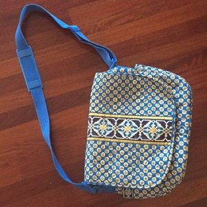 Like new messenger bag from Vera Bradley.